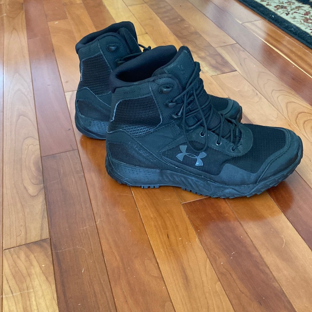 Under Armour size 8 women’s lace up boots. Hardly worn.